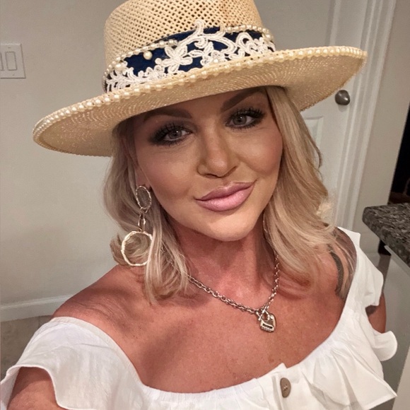 Meet your Posher, Tena - Picture 1 of 1